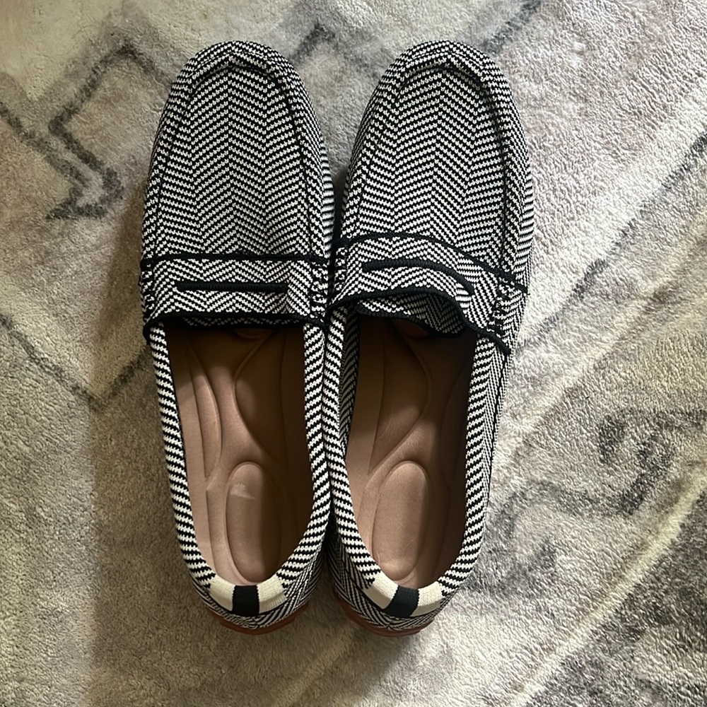 Rothy‘s look-alike shoe in black and white pattern